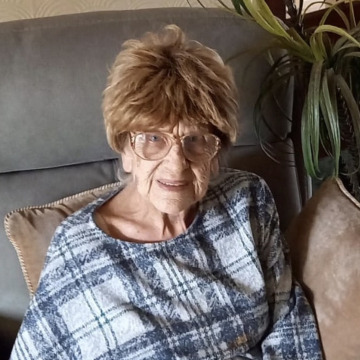 Photo of Nellie HUTCHINSON